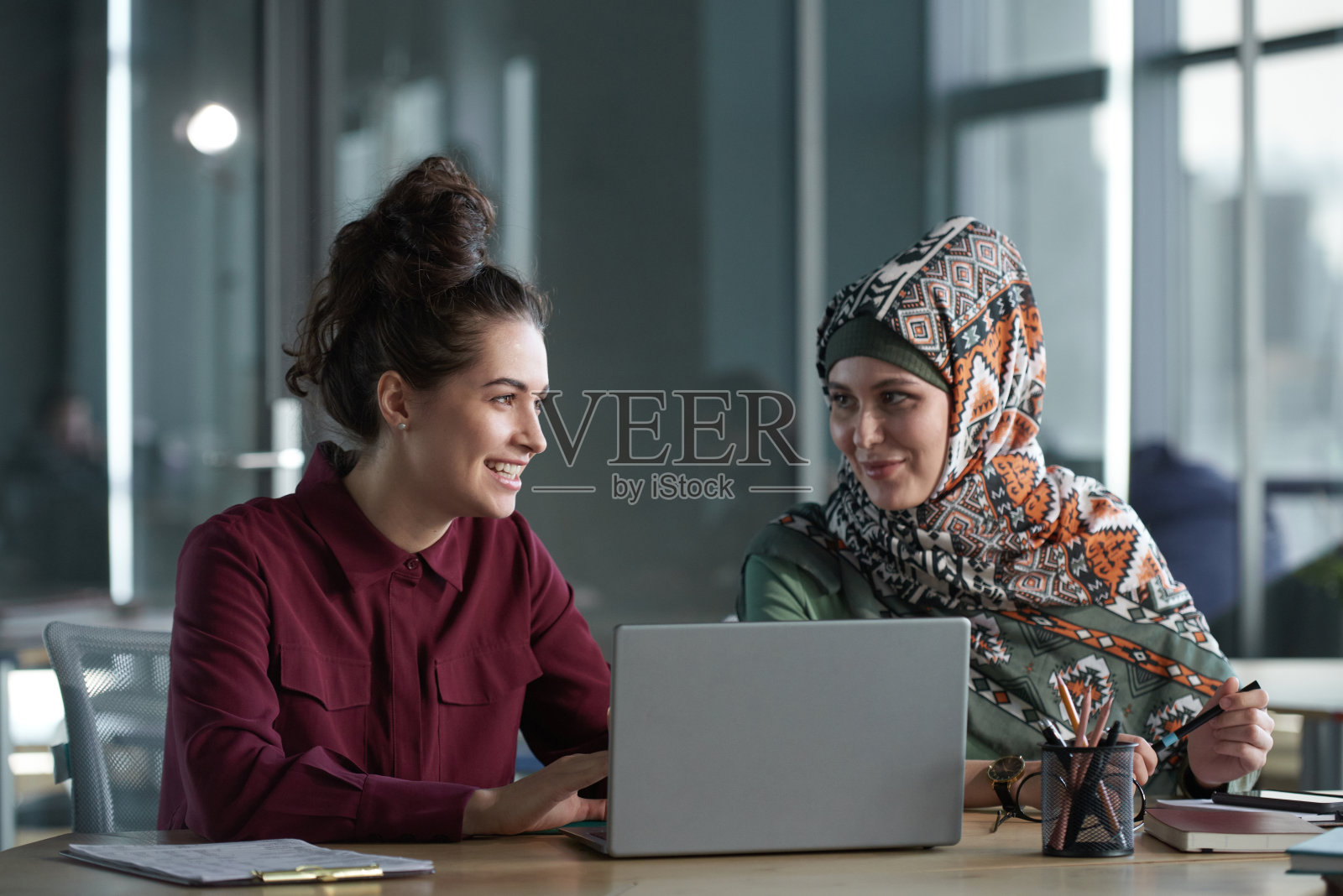 商业女性在团队中工作照片摄影图片