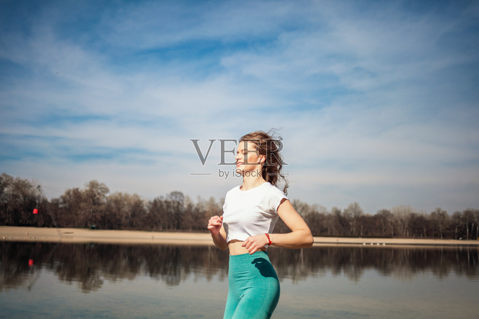 在湖边公园慢跑的女人照片摄影图片