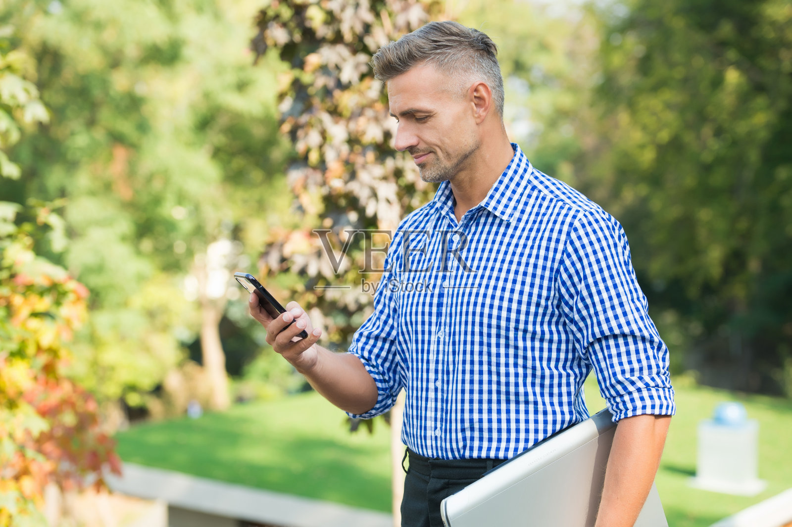 成熟的家伙上网，网购照片摄影图片