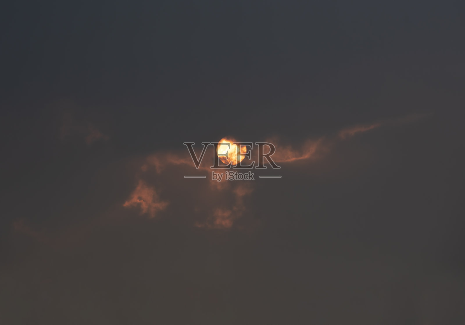 抽象的自然场景，红日背后的云天照片摄影图片