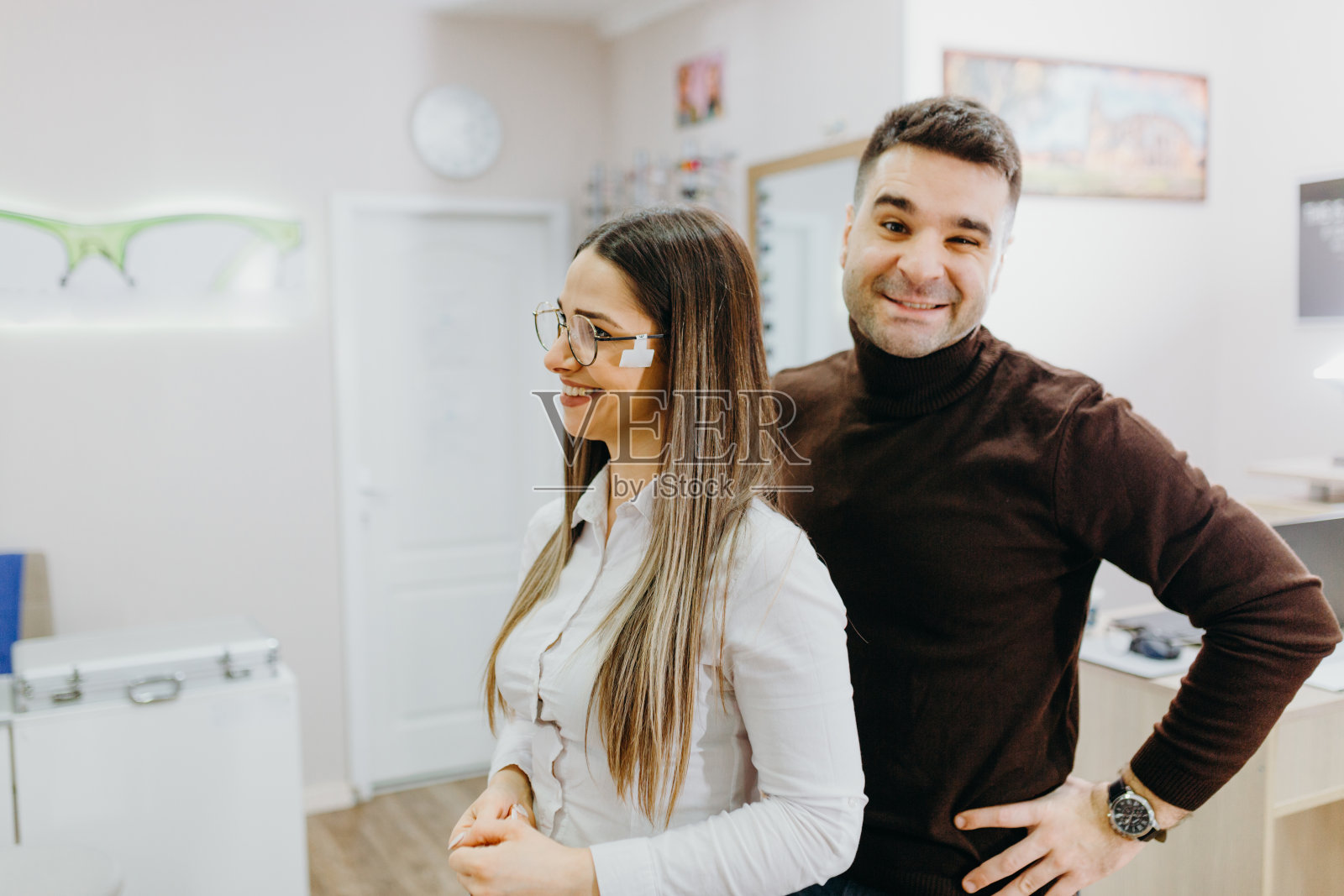 女性患者在眼科门诊检查视力照片摄影图片