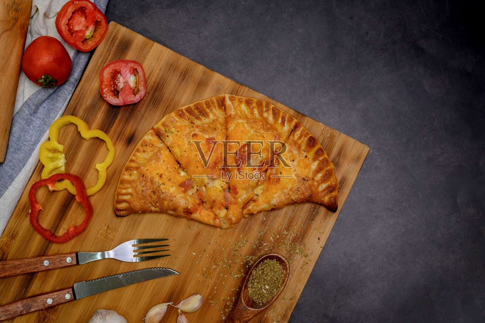 自制的夏威夷披萨。披萨泡芙与芝士木盘子的背景。寒假在家做饭。照片摄影图片