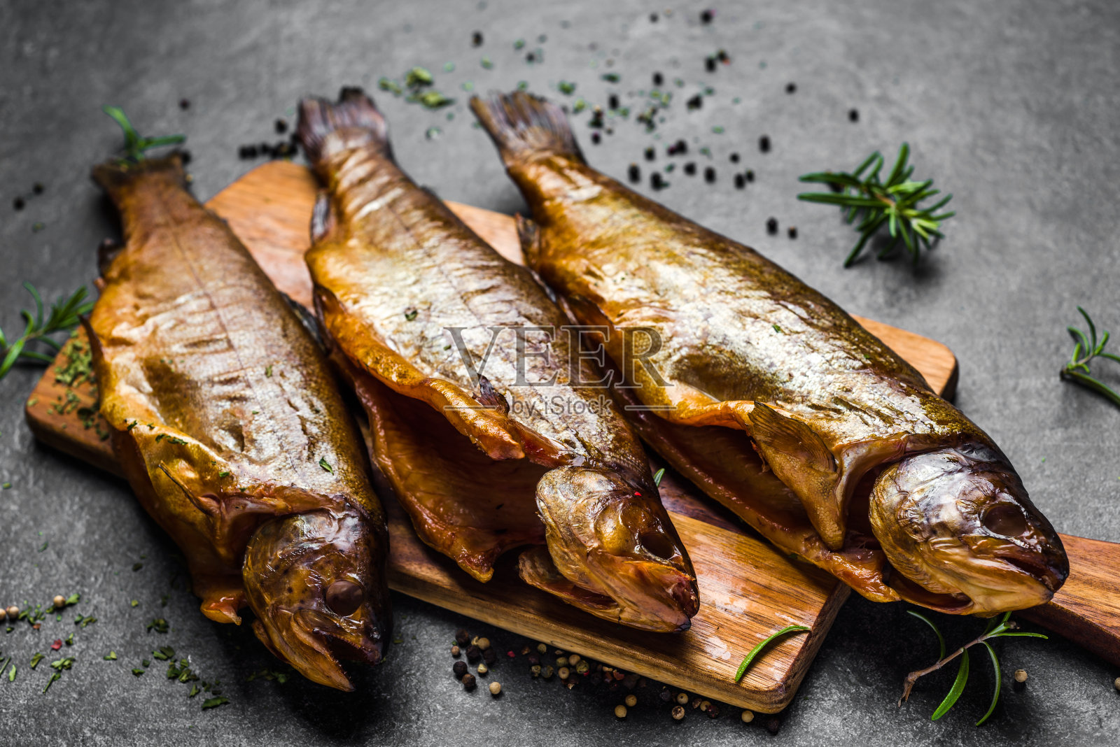 熏鱼与香料的深色背景照片摄影图片