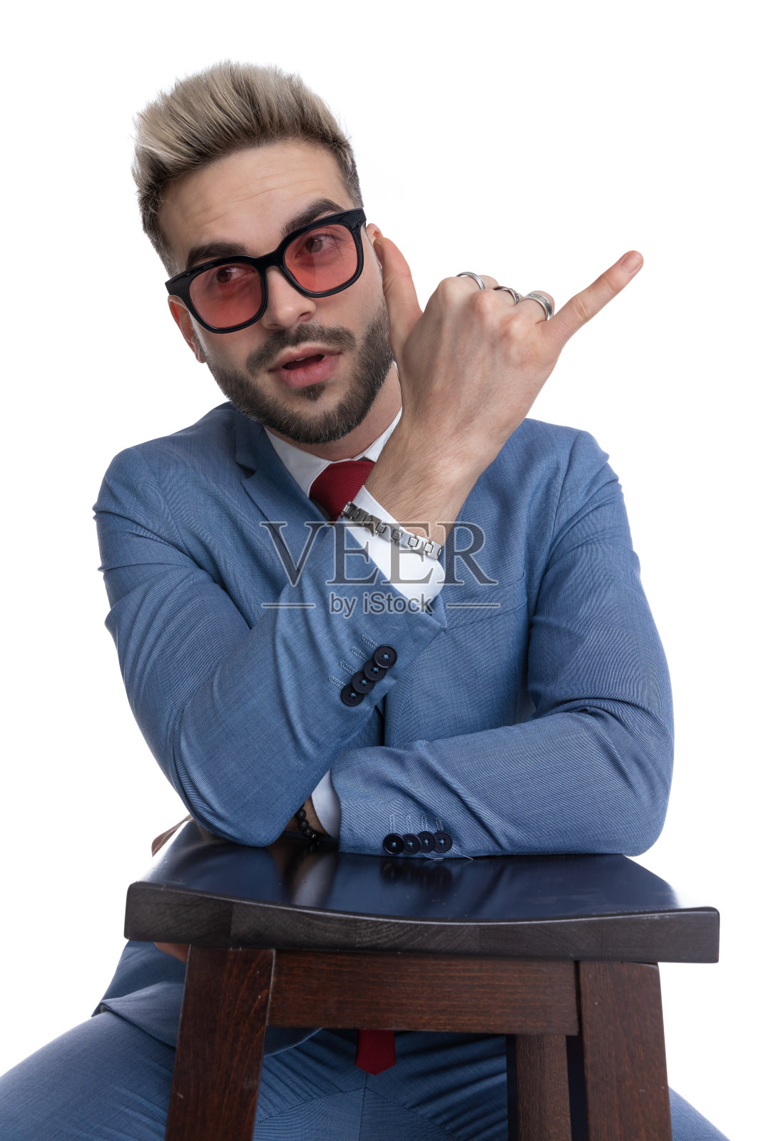 坐着的商人正把胳膊搁在椅子上照片摄影图片