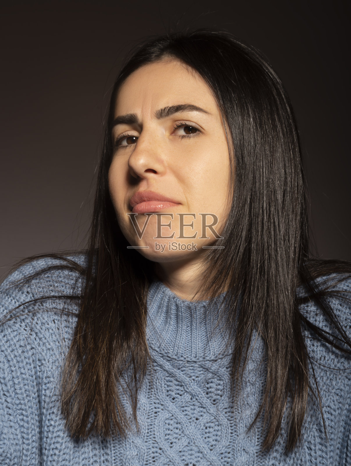 一脸不满的年轻成年女子。照片摄影图片