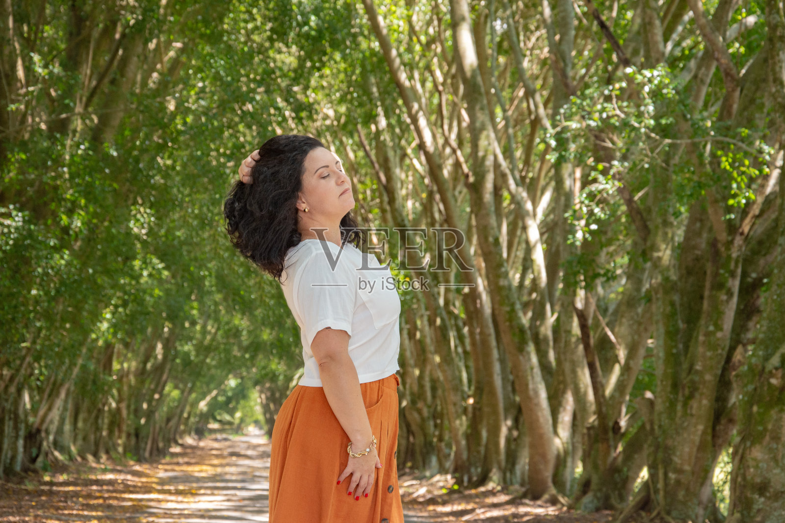 在森林里放松的女人照片摄影图片