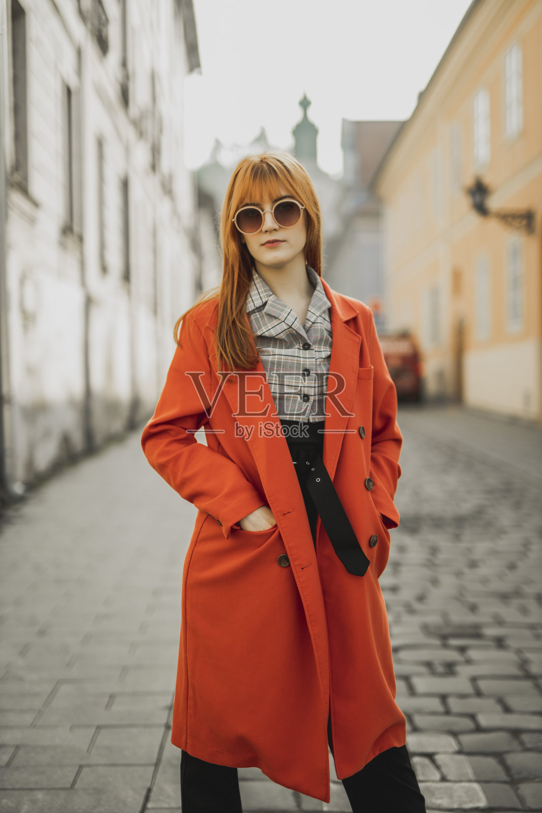 城里一位红发年轻女子的肖像照片摄影图片