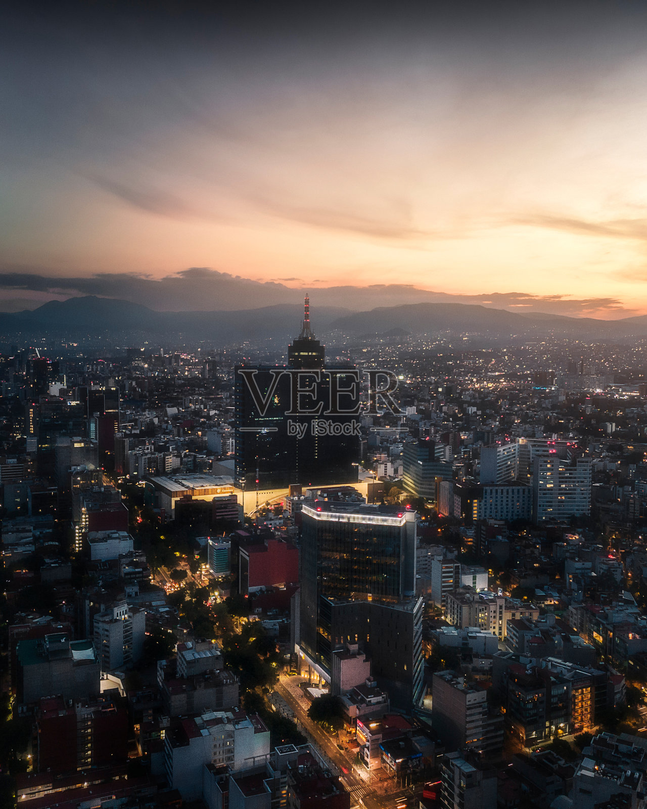 从空中拍摄的日落时分的墨西哥世贸中心和那不勒斯殖民地照片摄影图片