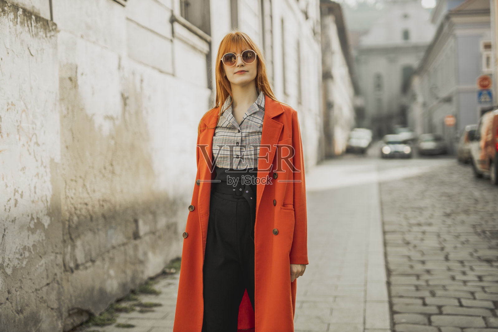 城里一位红发年轻女子的肖像照片摄影图片