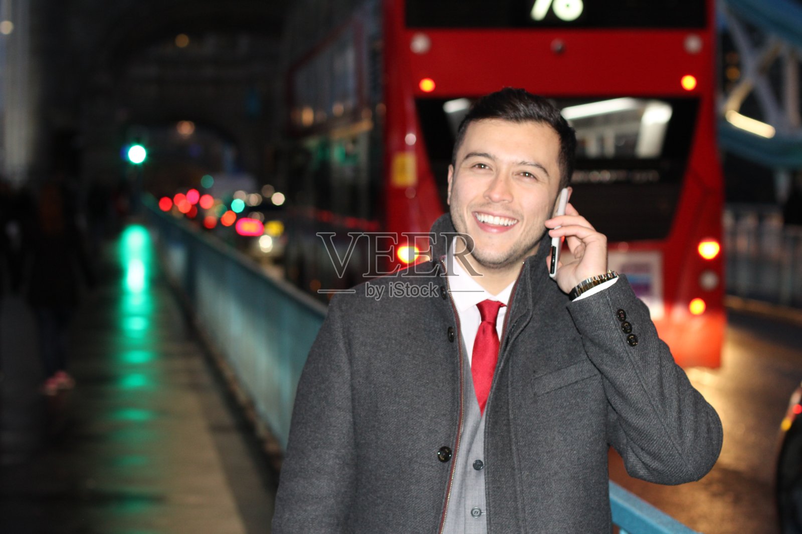 晚上，少数民族商人走在城市的街道上照片摄影图片