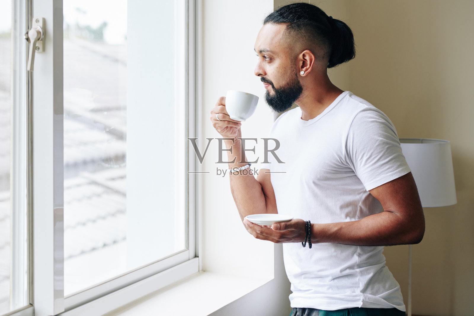 早上喝咖啡的男人照片摄影图片