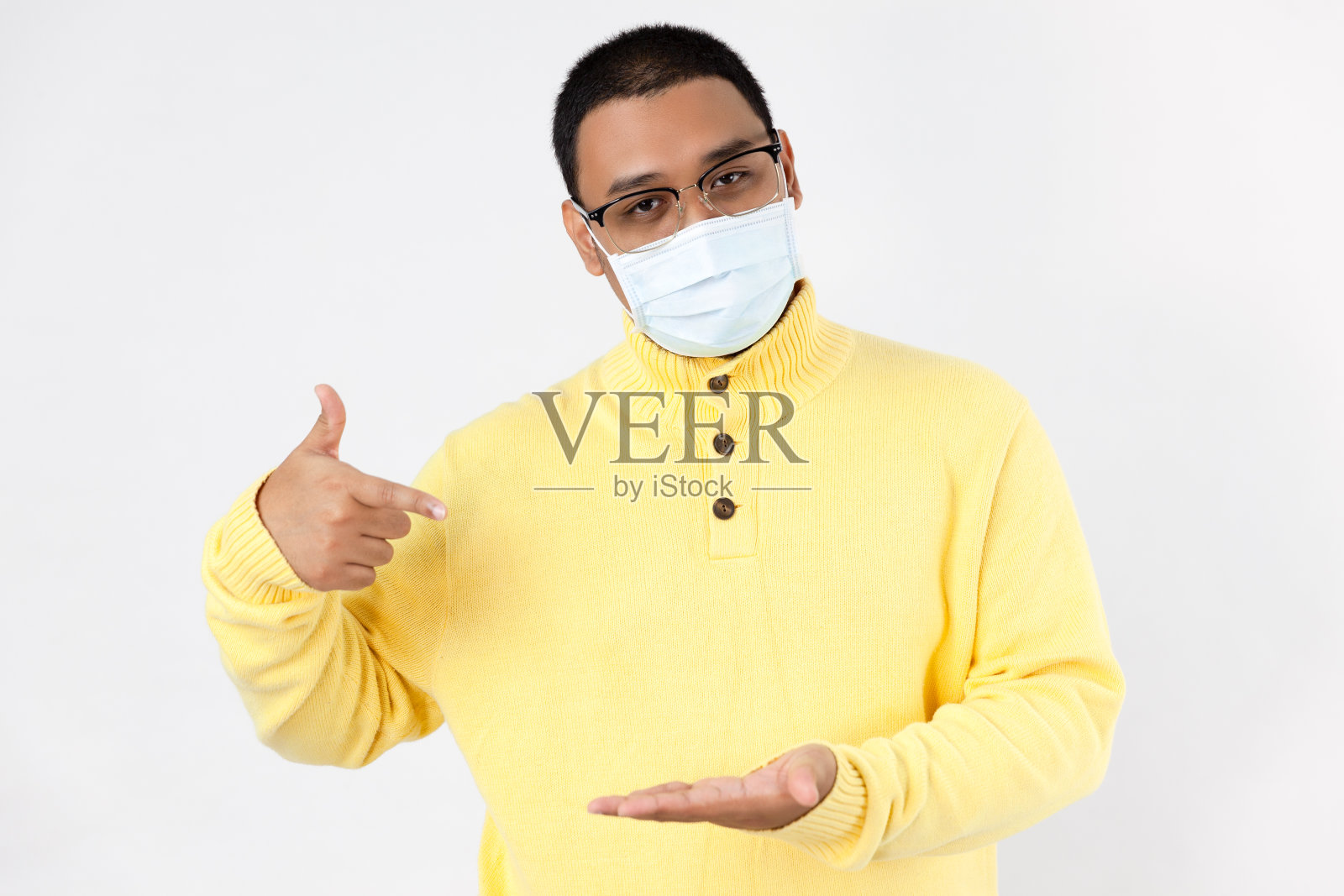 在白色背景上戴着防护面具的亚洲人照片摄影图片