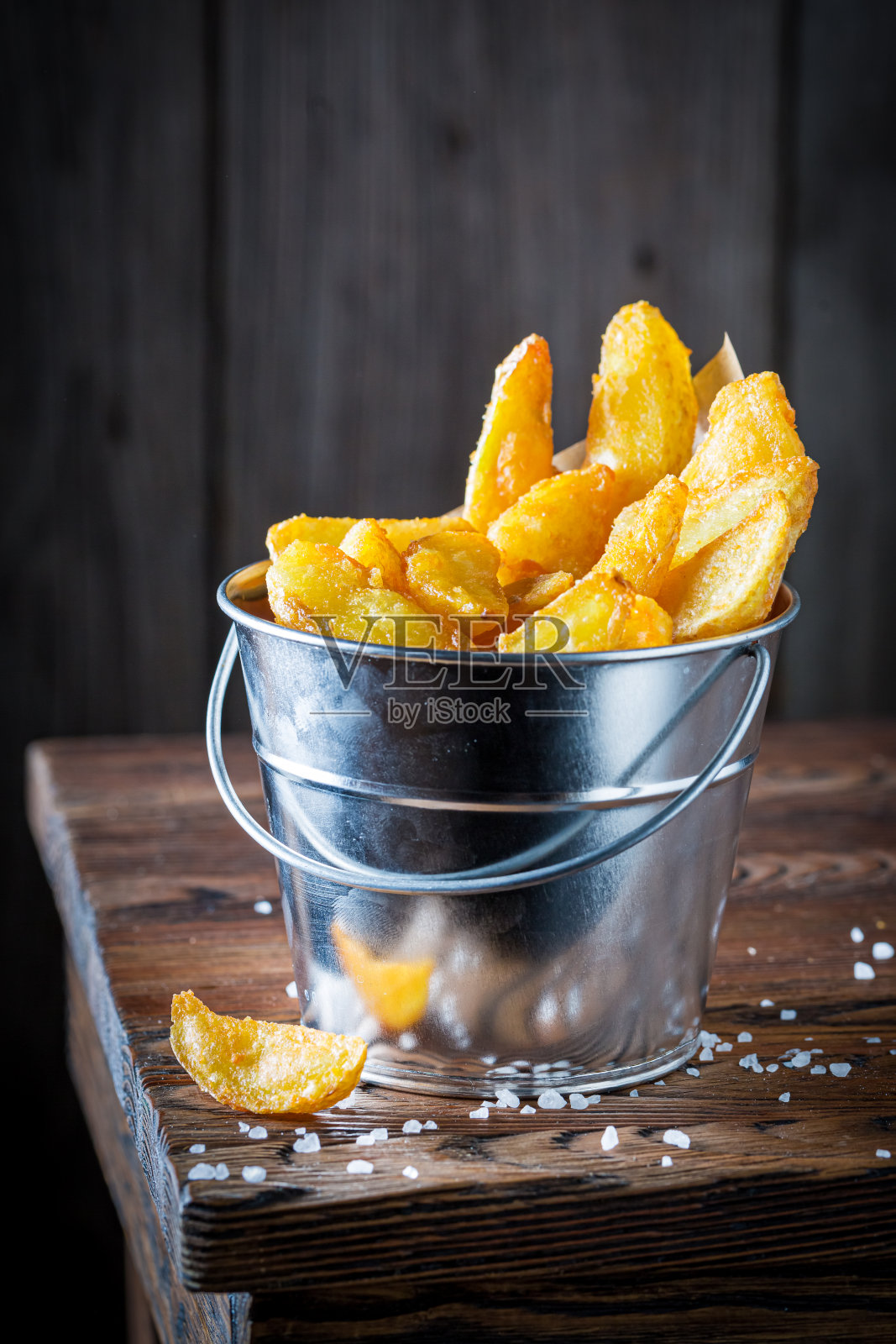 用新鲜土豆做成的加盐的薯条。美国菜。照片摄影图片