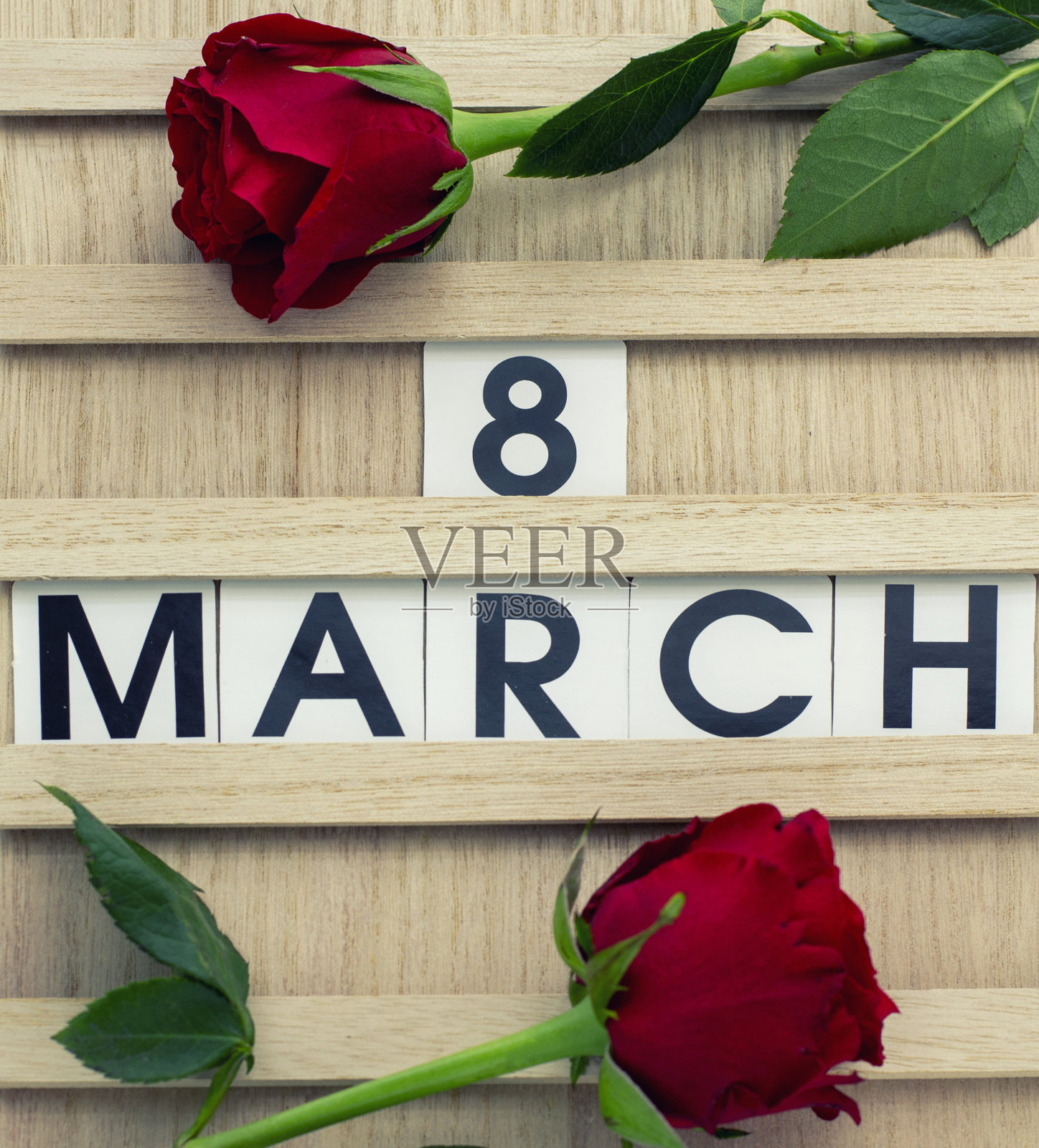 妇女节是3月8日，有日历板和鲜花。日历以3月8日为日期——七彩节照片摄影图片