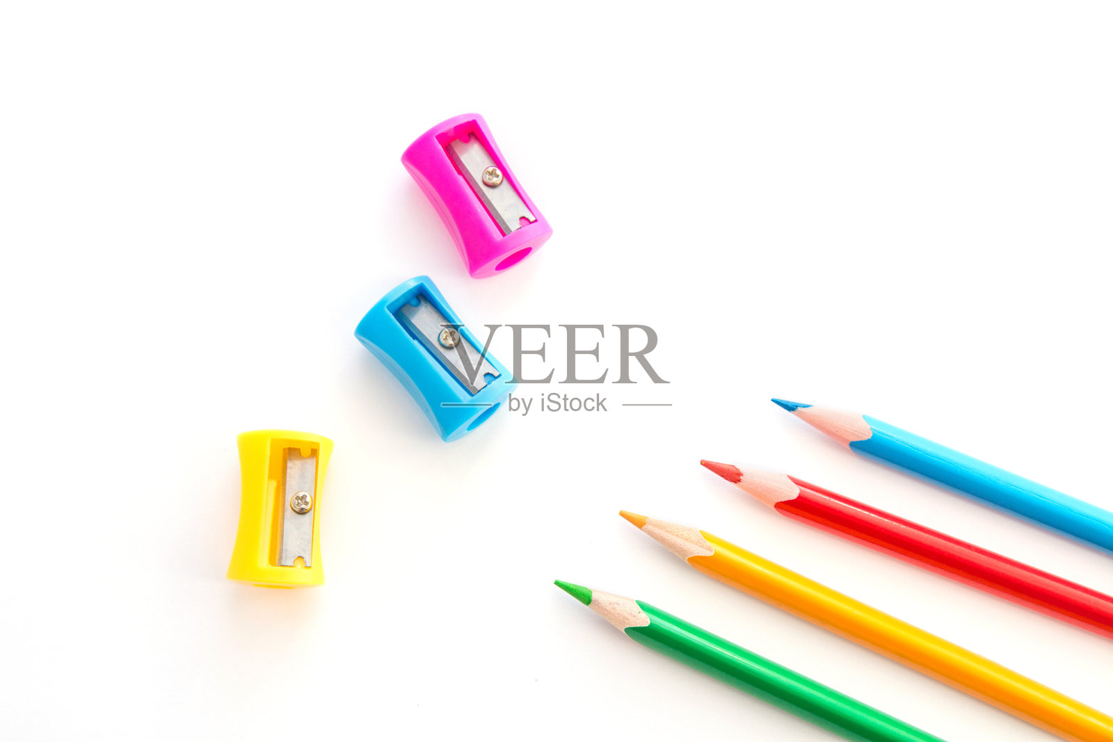 彩色铅笔和彩色卷笔刀，孤立在白色背景上照片摄影图片