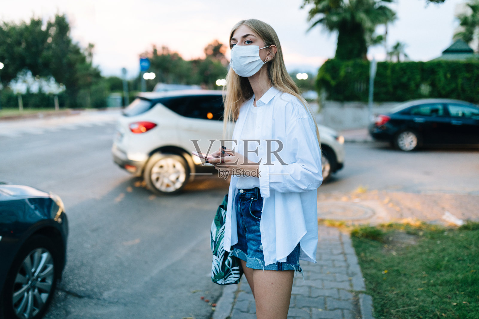 年轻的金发女人在等出租车照片摄影图片