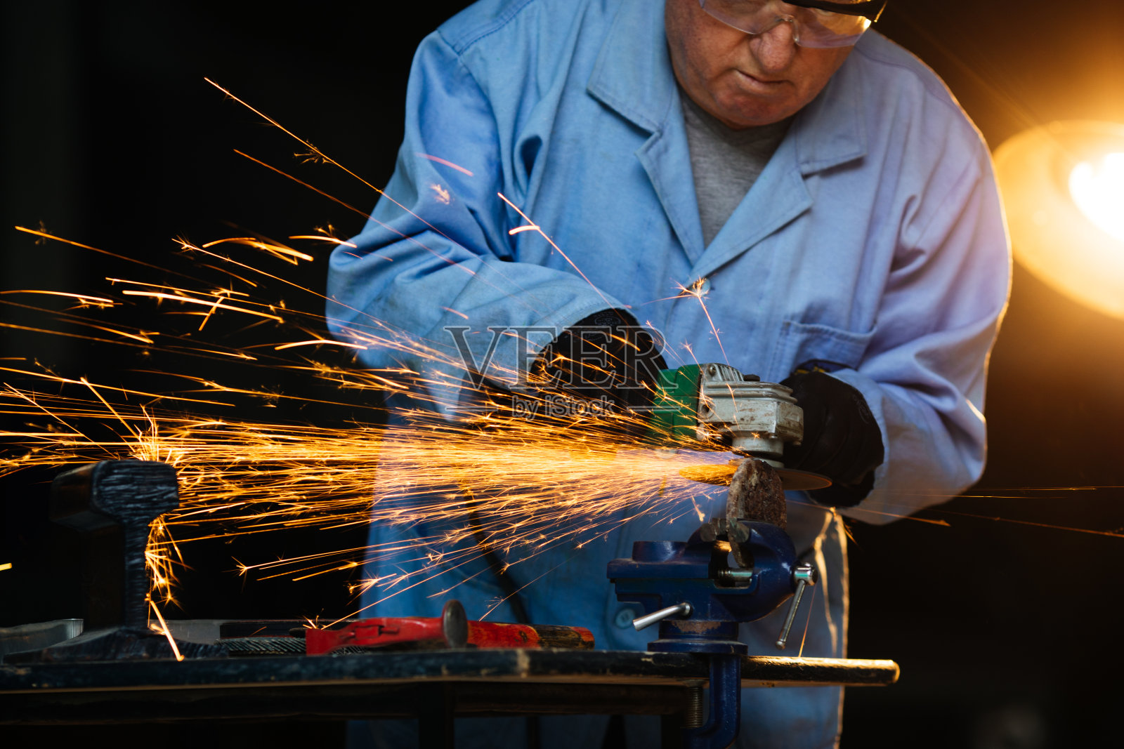 高级男子磨金属照片摄影图片