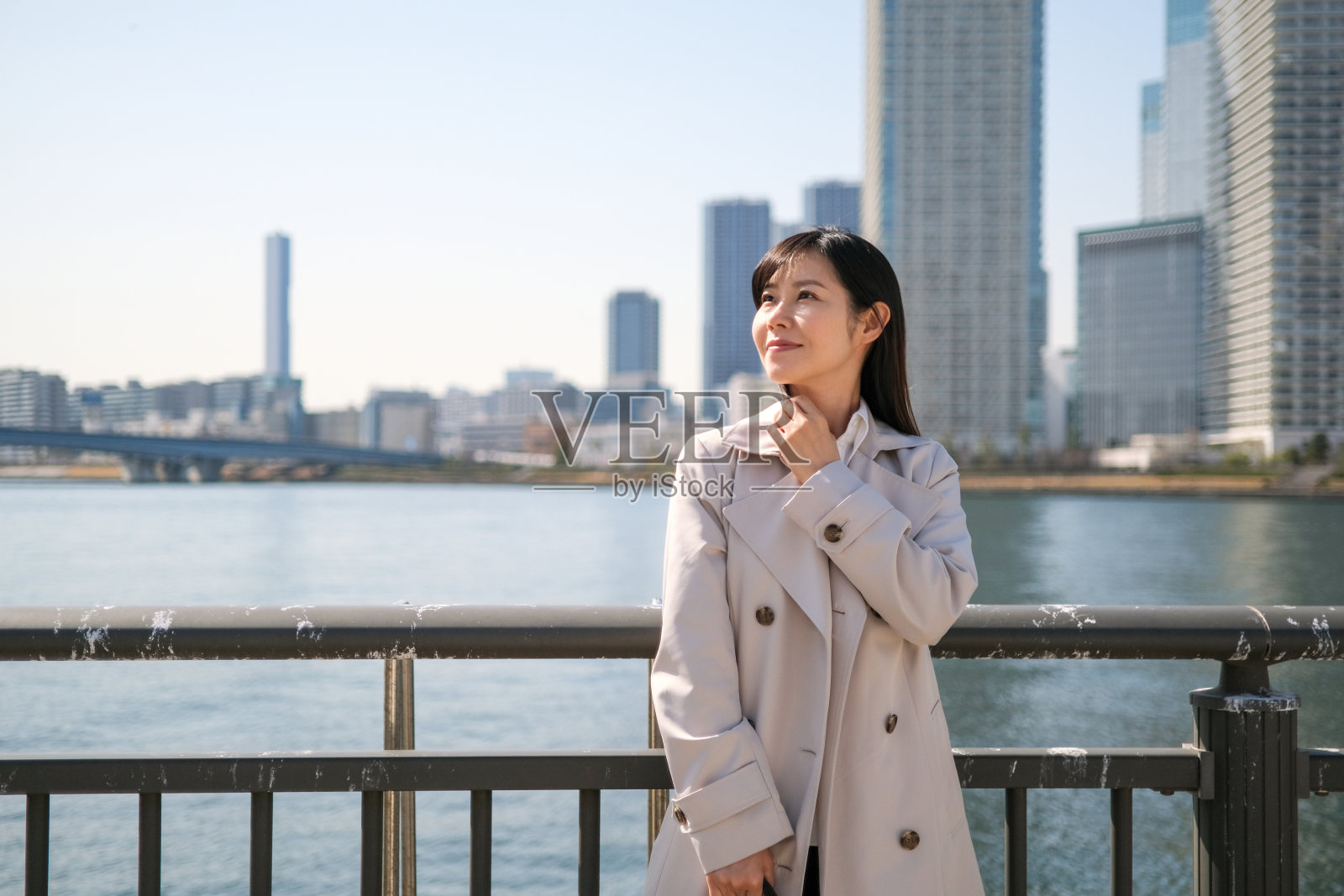 女商人在海湾地区休息照片摄影图片