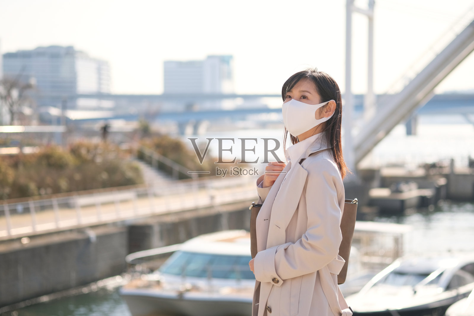 自信的女商人向前看照片摄影图片