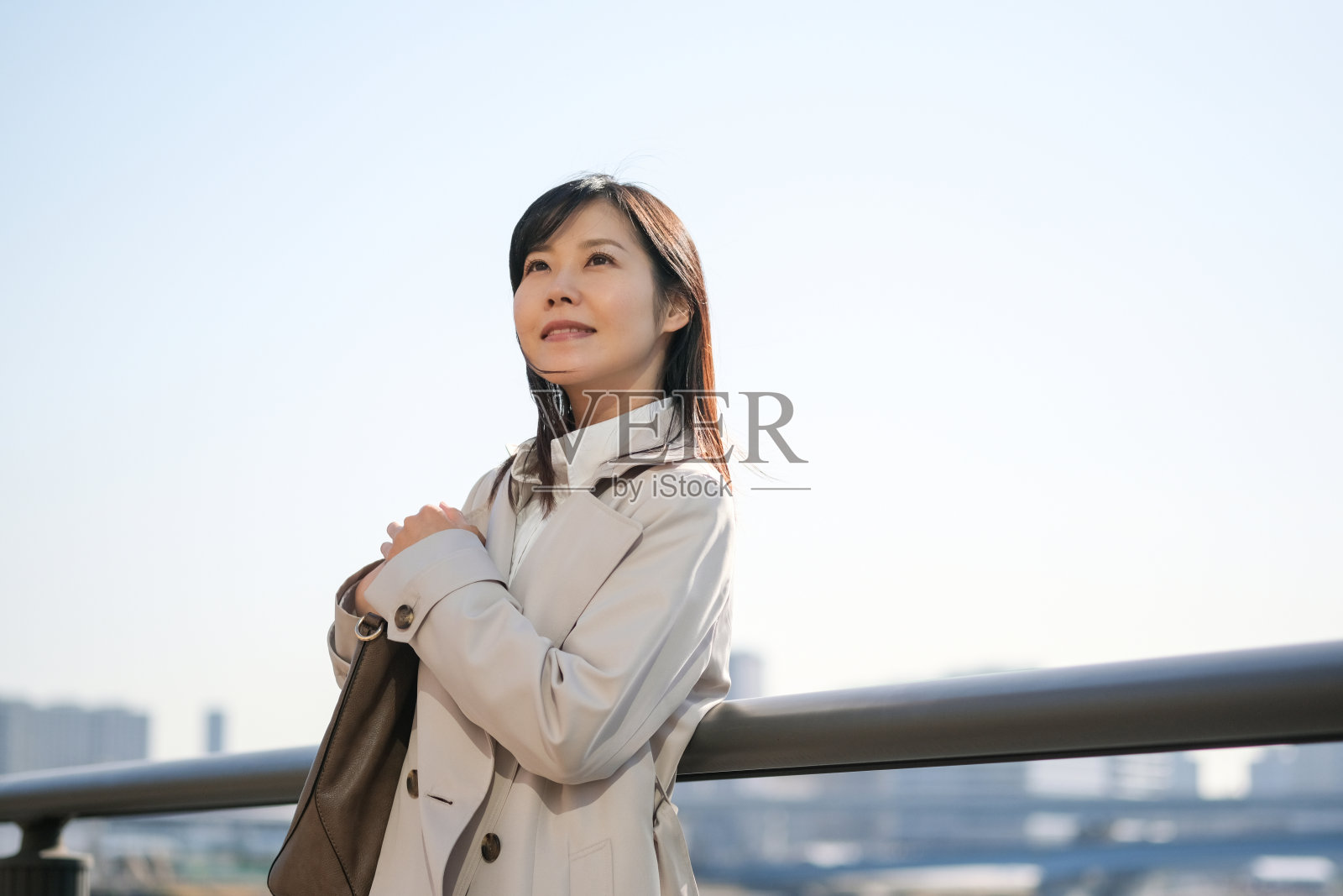 女商人抬头仰望天空照片摄影图片