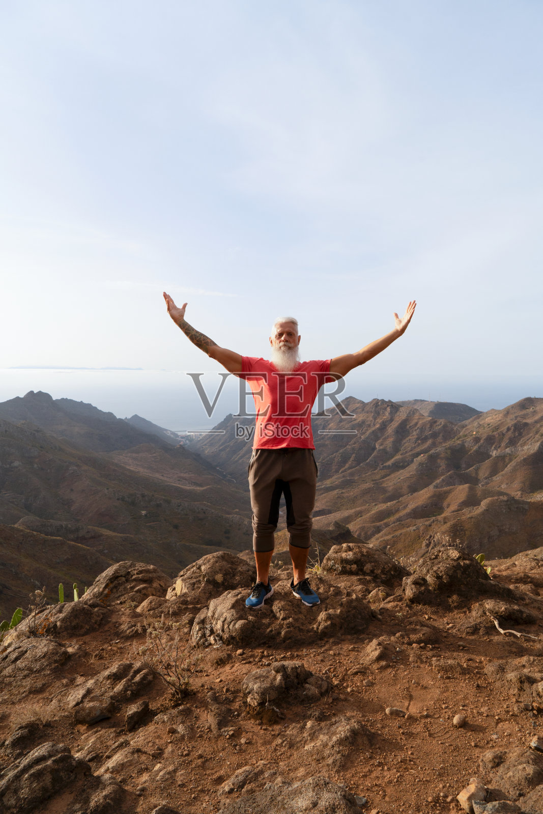 老人迎接日落照片摄影图片