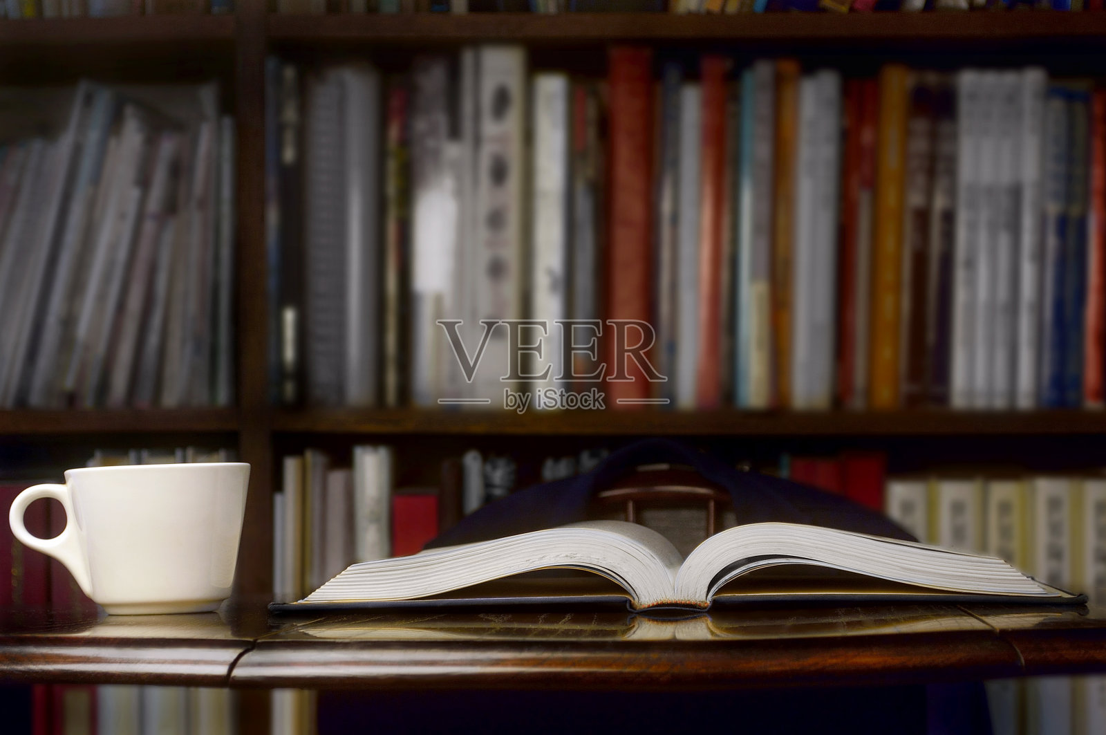 打开的书和桌上的一杯咖啡照片摄影图片