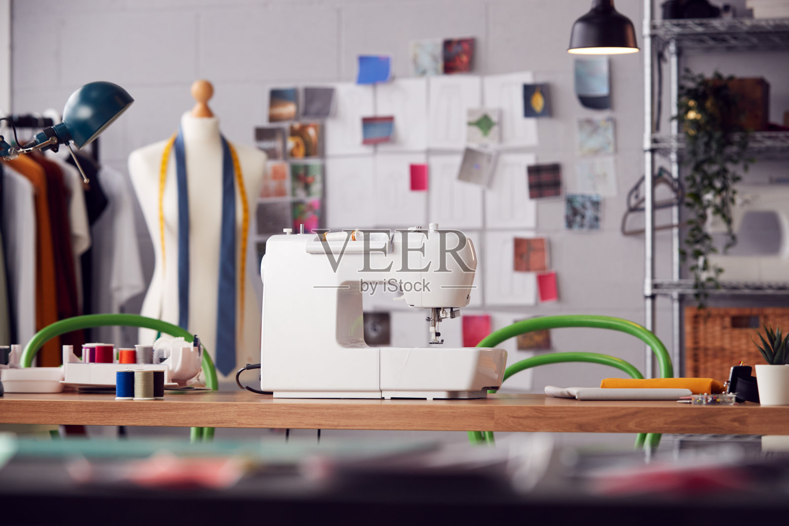 服装设计工作室内部有缝纫机和人体模型照片摄影图片
