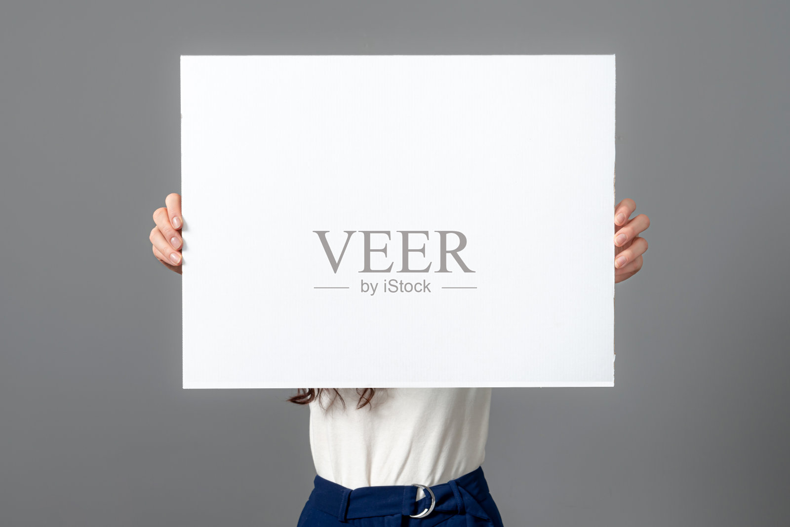 美丽性感的女人长卷发显示一个空白的旗帜，孤立在灰色，复制空间照片摄影图片