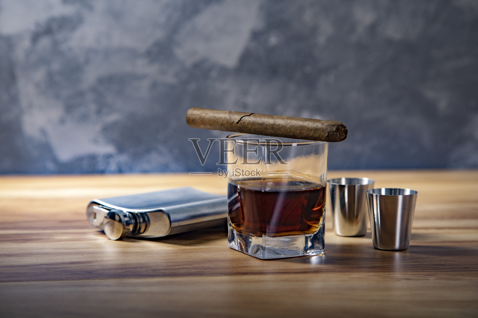 威士忌和雪茄与放置照片摄影图片