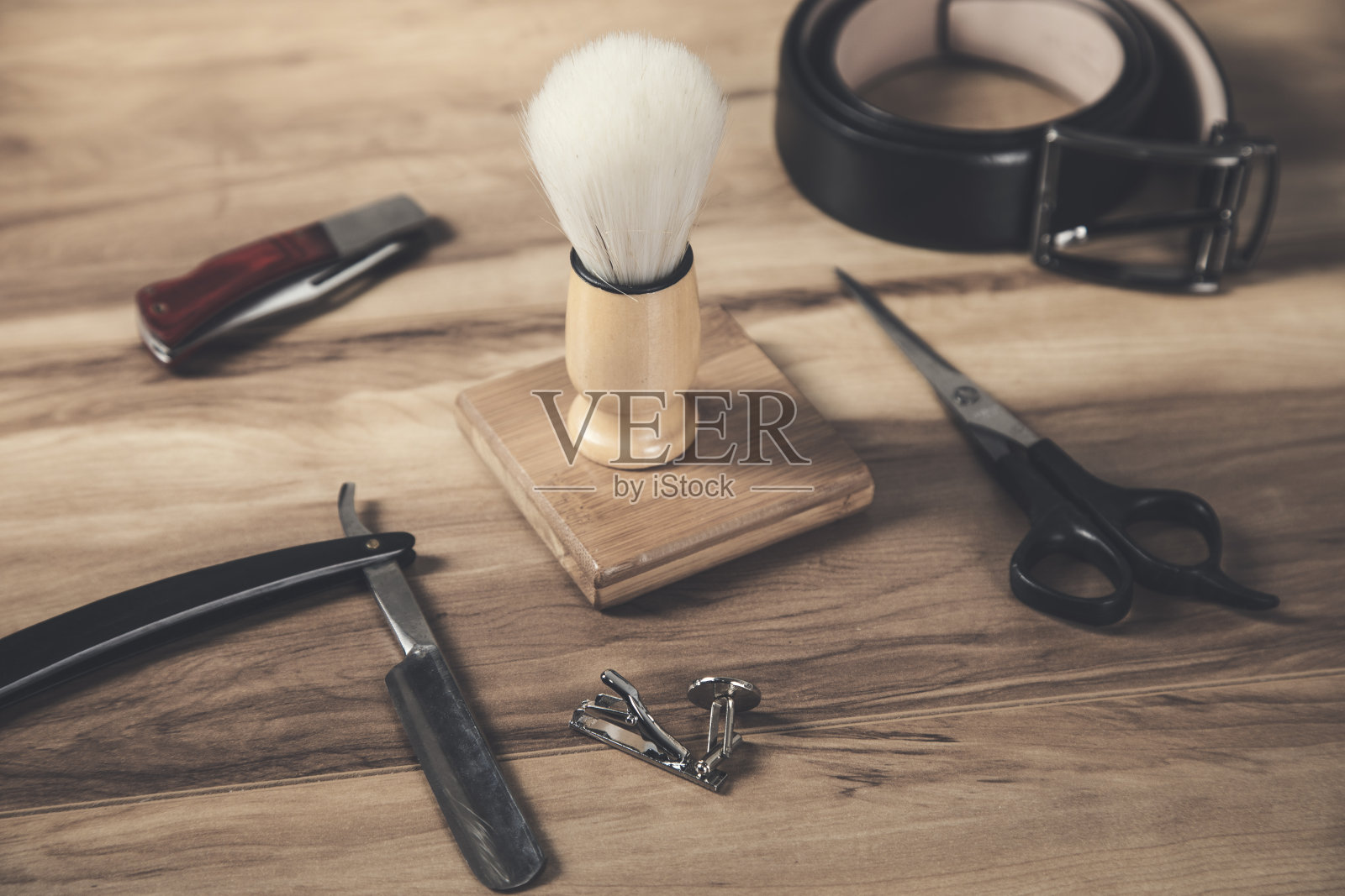 桌上有剃须配件和皮带照片摄影图片