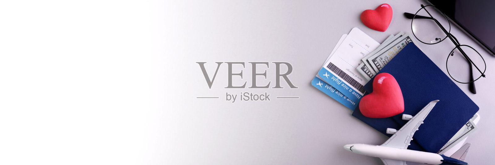 浪漫飞机旅行计划横幅，上面有物品、文件、美元、护照、登机牌、眼镜、智能手机和文本空间。照片摄影图片