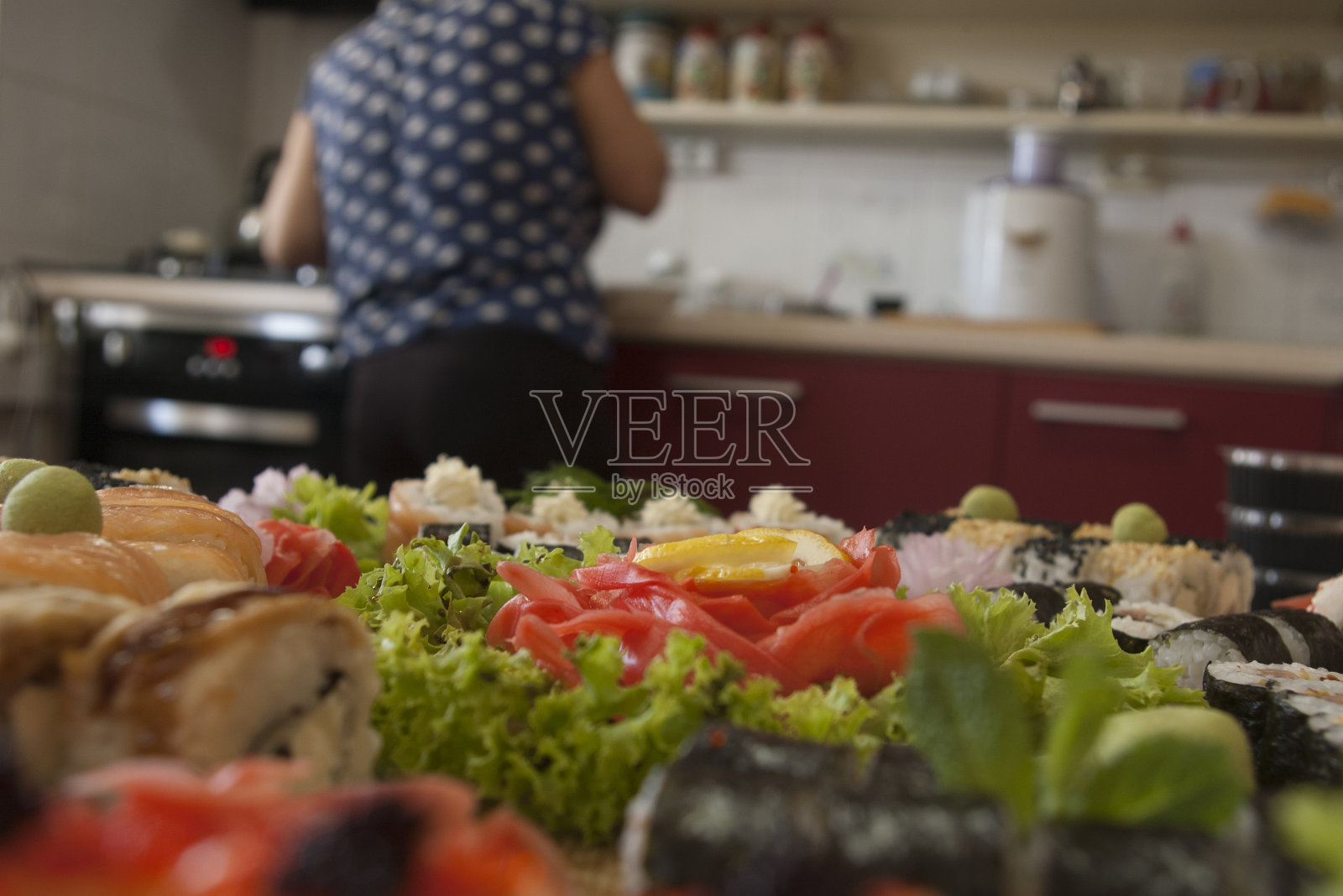 在厨房里做饭的女人照片摄影图片