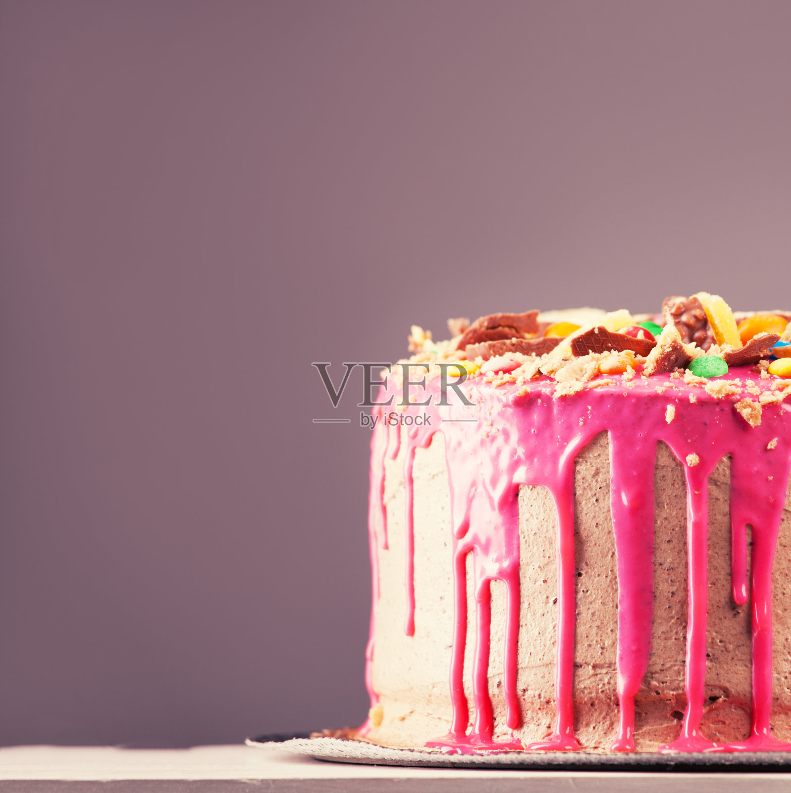 灰色背景下的粉色蛋糕照片摄影图片