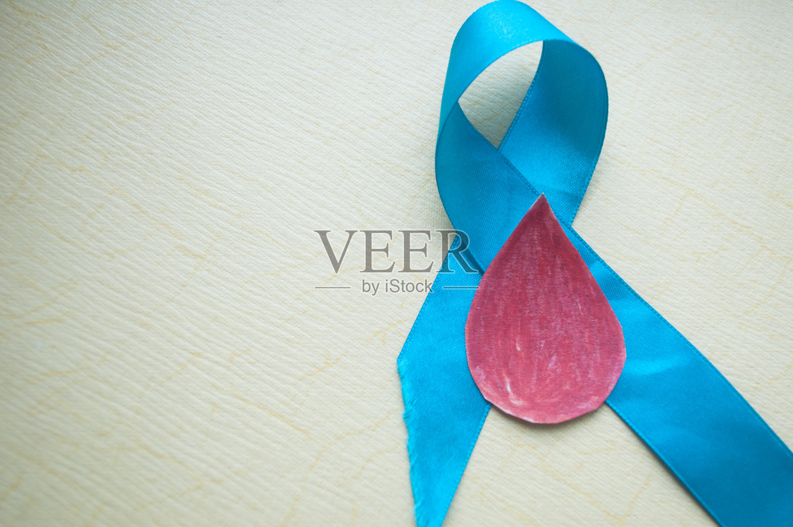 糖尿病的意识。世界糖尿病日的概念与蓝圈标志的糖尿病预防信息。世界糖尿病日。蓝色的圆圈和心形。胰岛素依赖。照片摄影图片