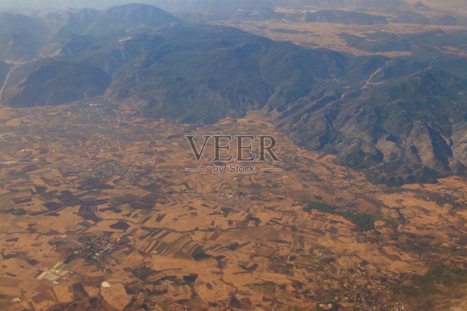 土耳其安塔利亚省的金牛座山。从飞机照片摄影图片