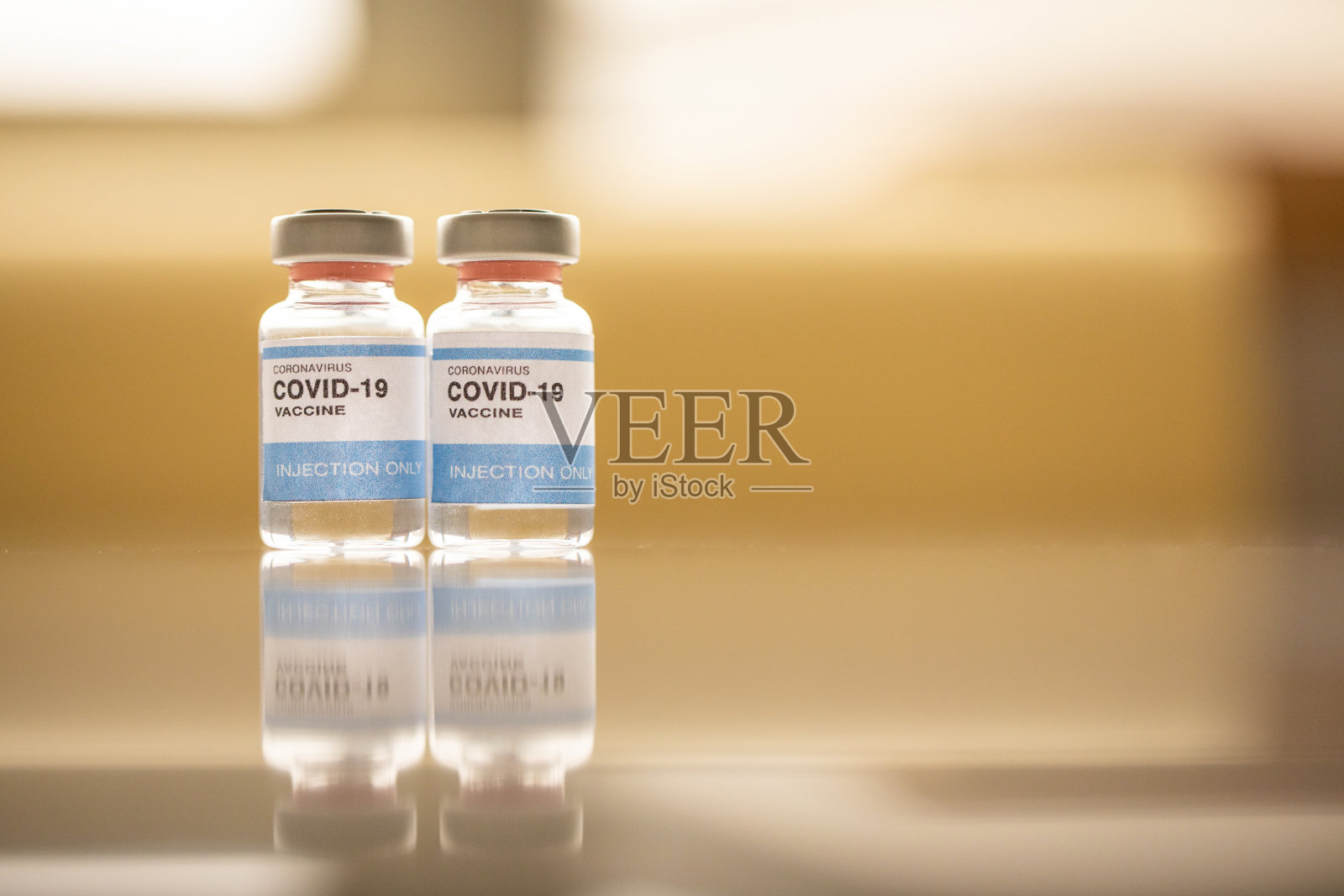 准备好接种COVID-19疫苗瓶照片摄影图片