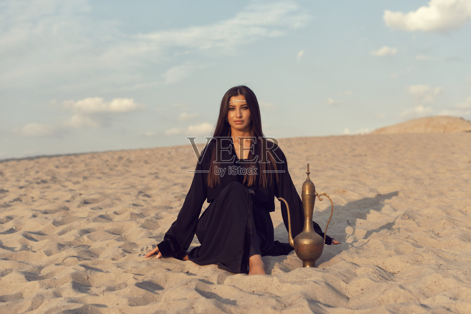 夏日沙漠中的穆斯林女孩照片摄影图片