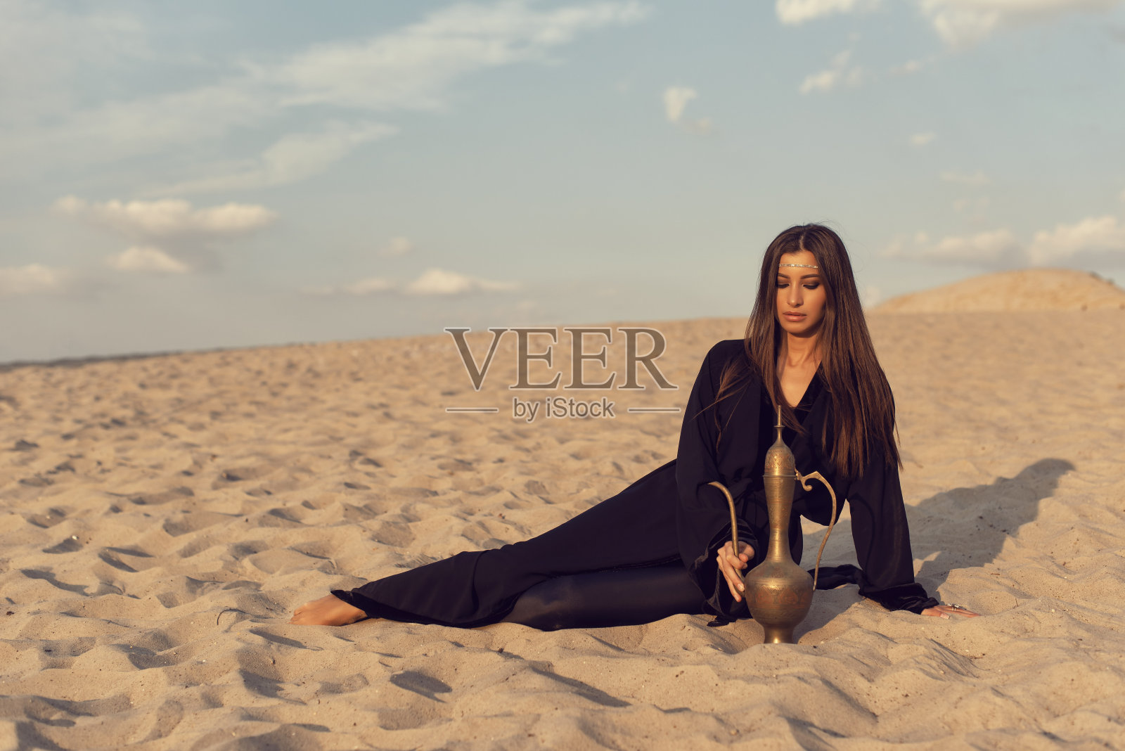 夏日沙漠中的穆斯林女孩照片摄影图片