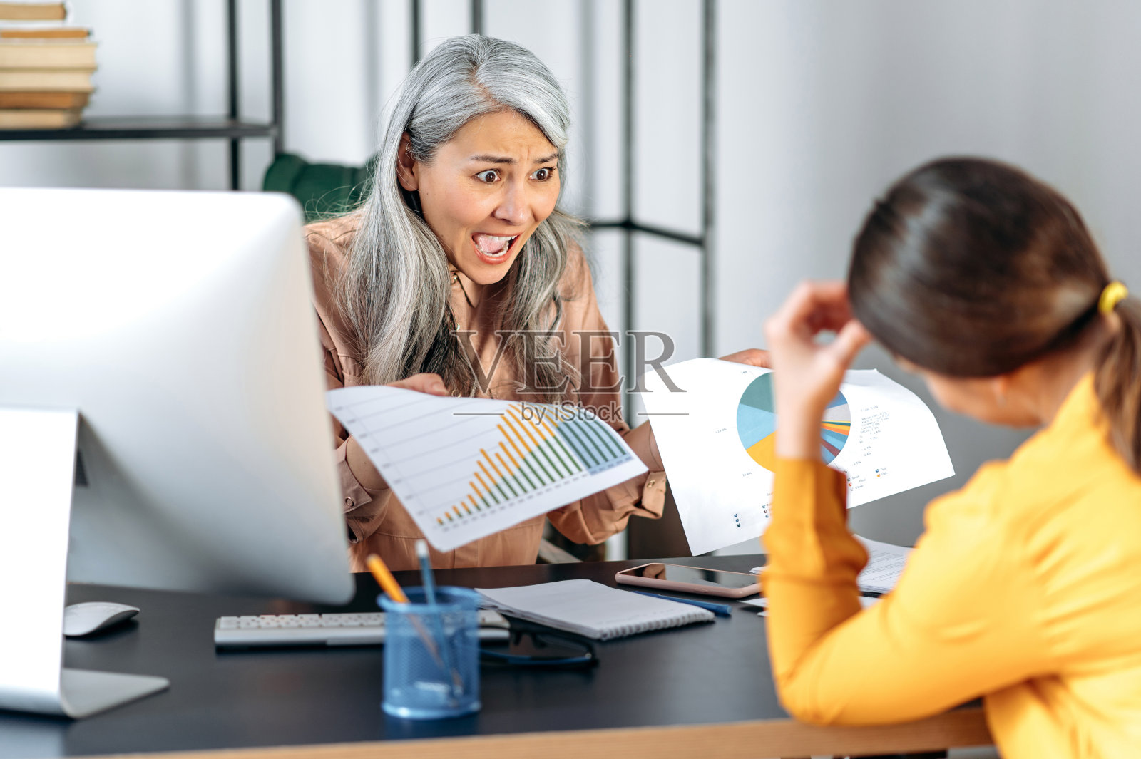 愤怒的白发中年女性ceo，因为糟糕的工作和新闻而愤怒，因为糟糕的财务报告而尖叫，糟糕的工作，糟糕的交易，降级照片摄影图片