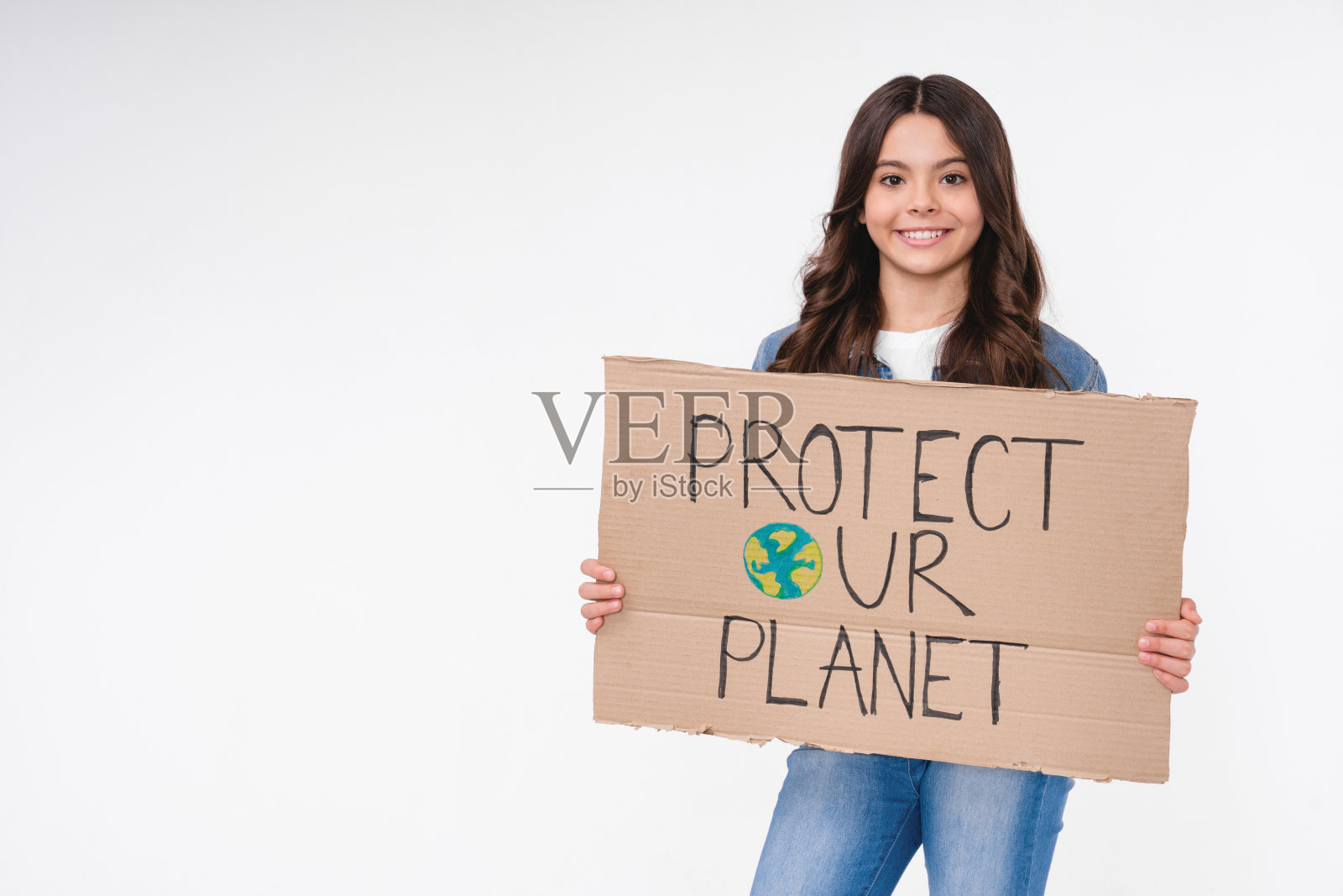 微笑的环保少女手持海报与拯救地球的概念孤立在白色背景照片摄影图片