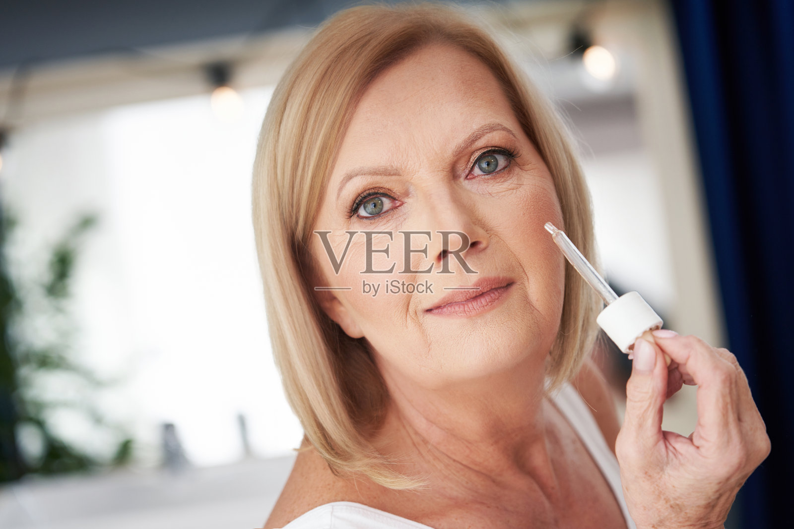 高级女性在浴室使用抗皱血清照片摄影图片