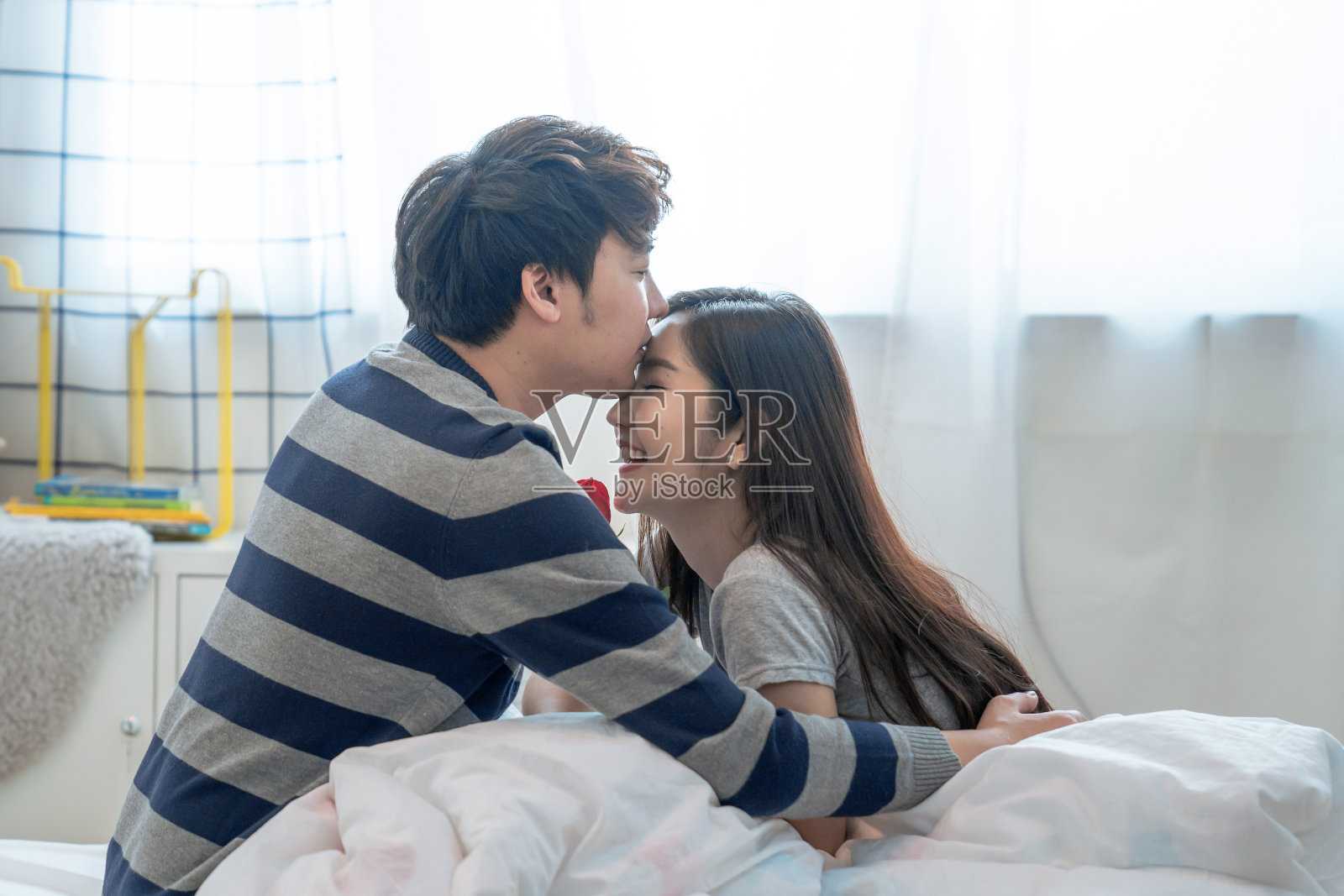 亚洲男子在情人节送花给他的情人。照片摄影图片