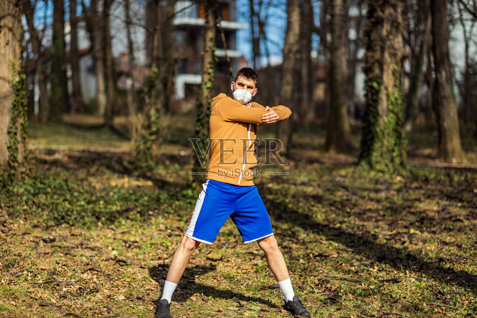 一名青年在隔离后戴口罩做运动照片摄影图片