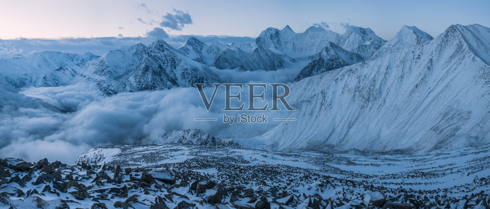 别鲁卡山是阿尔泰山的最高点。清晨从山口看过去。照片摄影图片