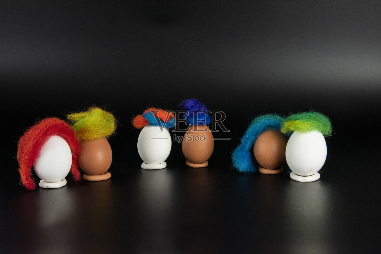 有彩色毛的复活节蛋或黑色的生命很重要照片摄影图片