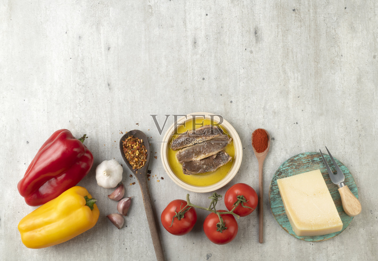 番茄、甜椒、鱼、帕尔马干酪和大蒜放在有拷贝空间的木桌上。地中海食物照片摄影图片