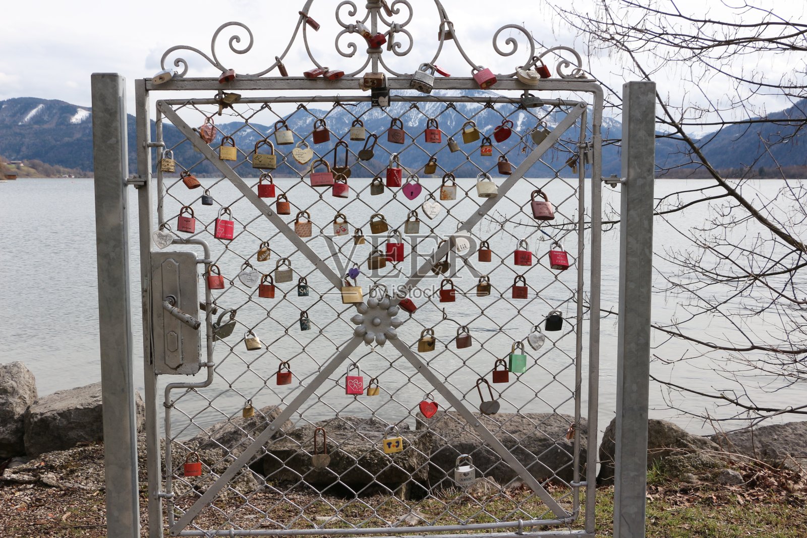 冬天在萨尔兹卡默格特的蒙德西照片摄影图片