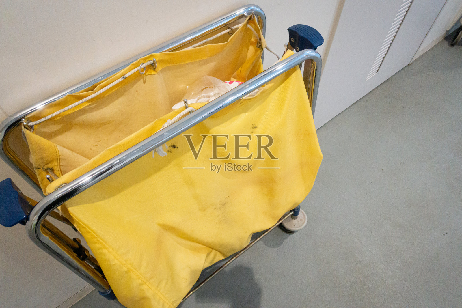 一名清洁工使用的手推车照片照片摄影图片