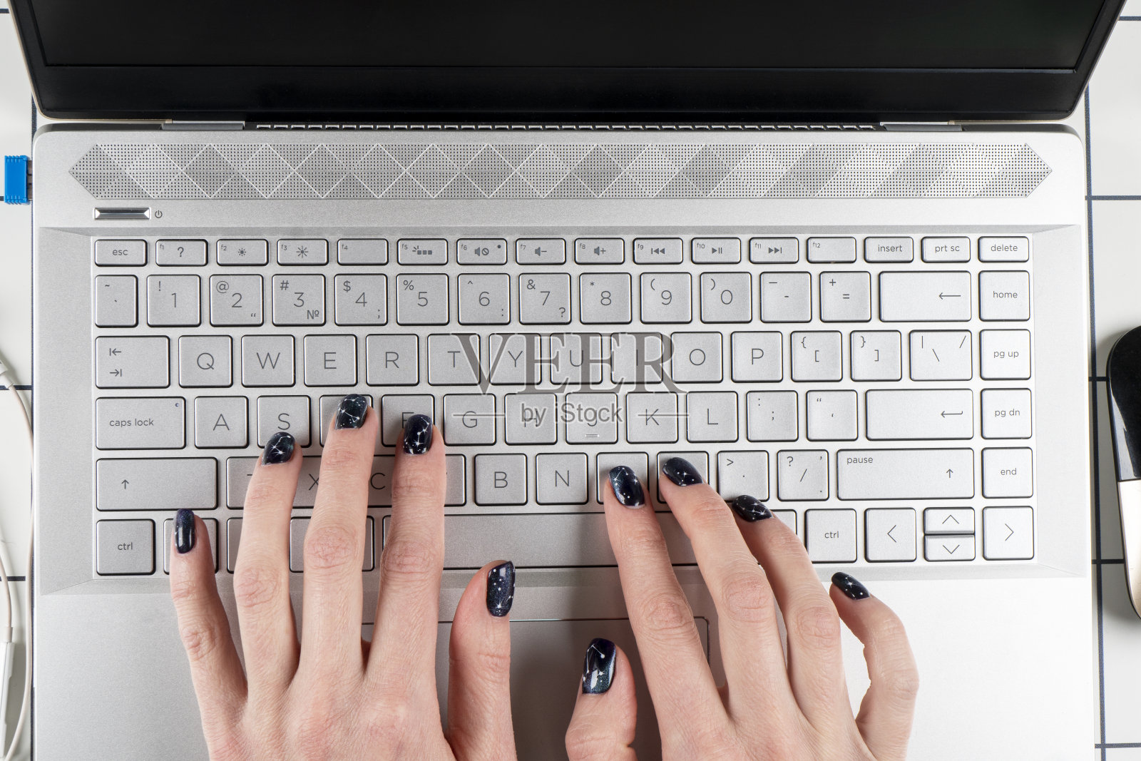 俯视图女性的手使用电脑键盘。在办公电脑的桌面键盘上手动打字。女人使用笔记本电脑。商务女性在电脑或笔记本键盘上打字。业务工作照片摄影图片