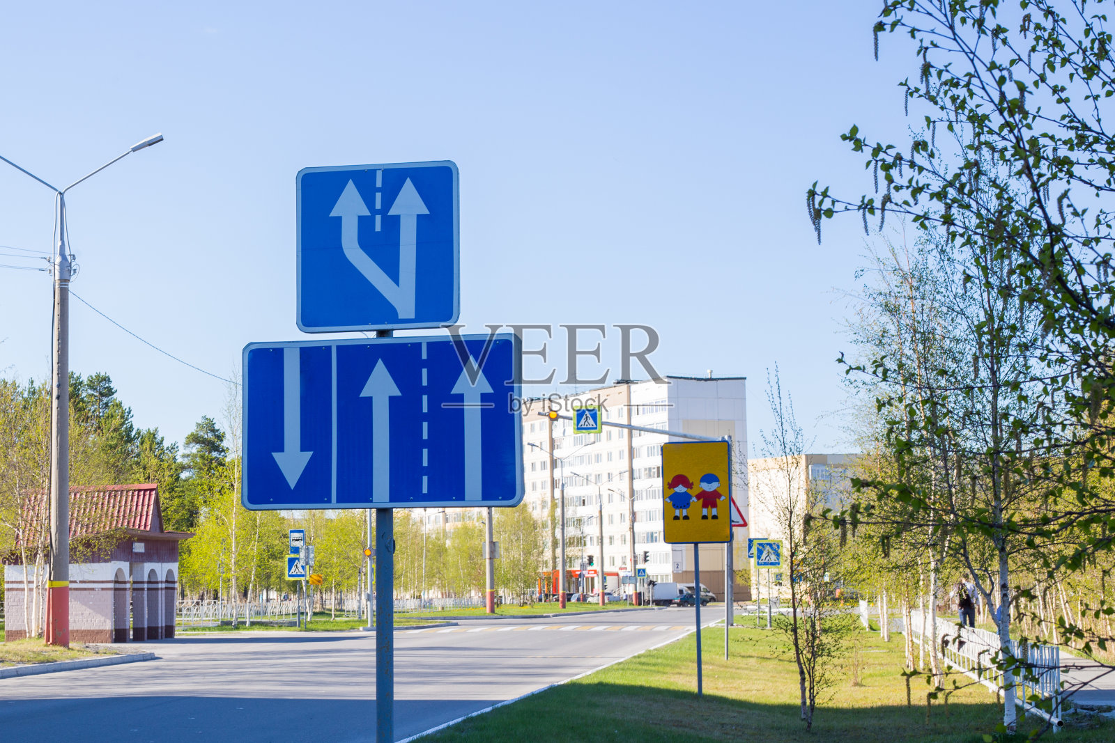 在一个春天的城市，空的街道，一条路照片摄影图片